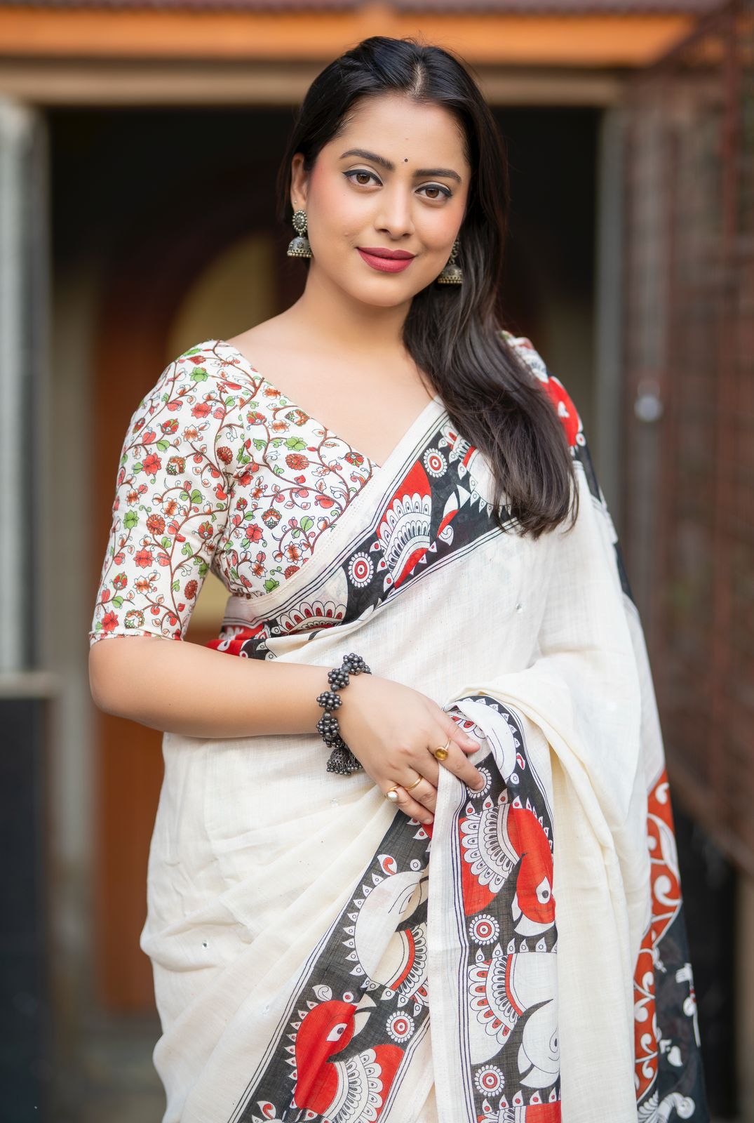 Ivory Linen Saree with Kalamkari Print & Aari Mirror Work – Soft Fabric with Tassel Pallu | Printed Blouse | Trending 2025